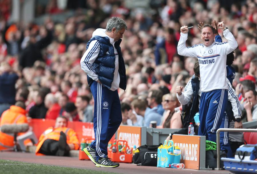 La panchina del Chelsea esulta sul gol, Mourinho resta impassibile. Action Images